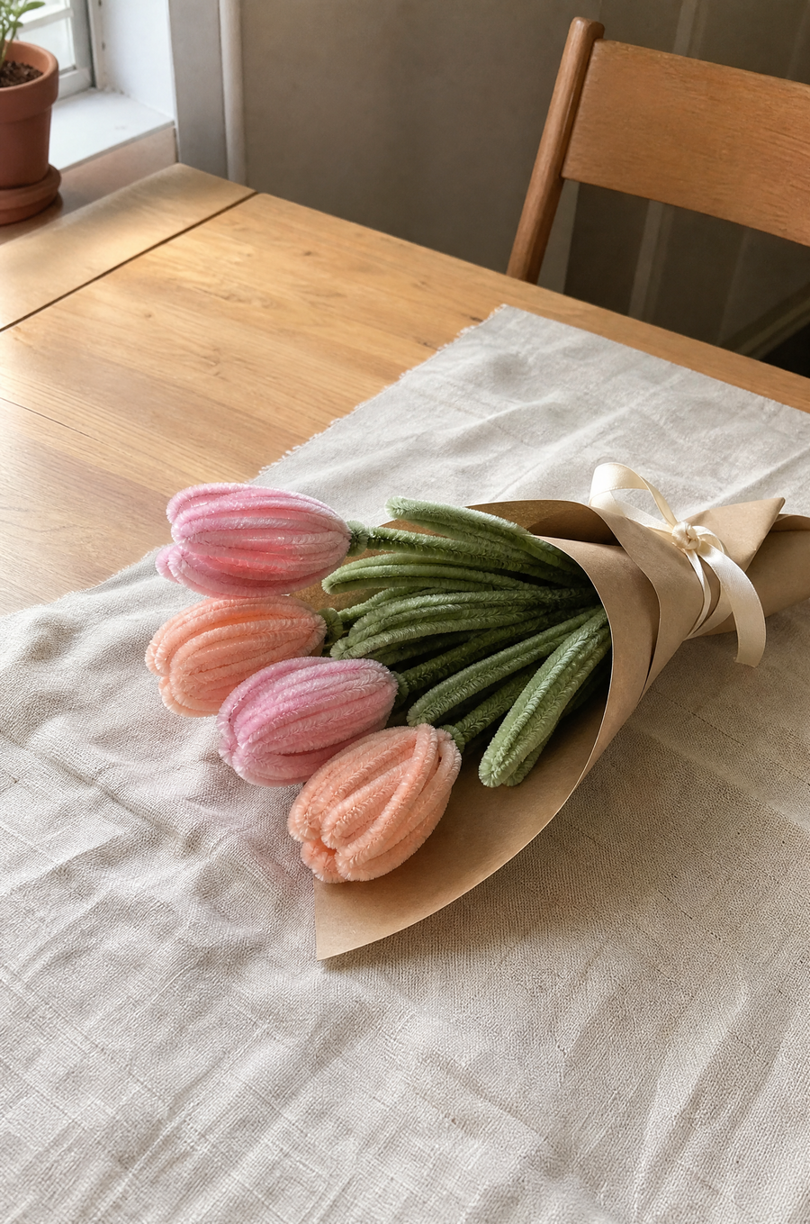 ramo de tulipanes de limpiapipas envuelto en papel