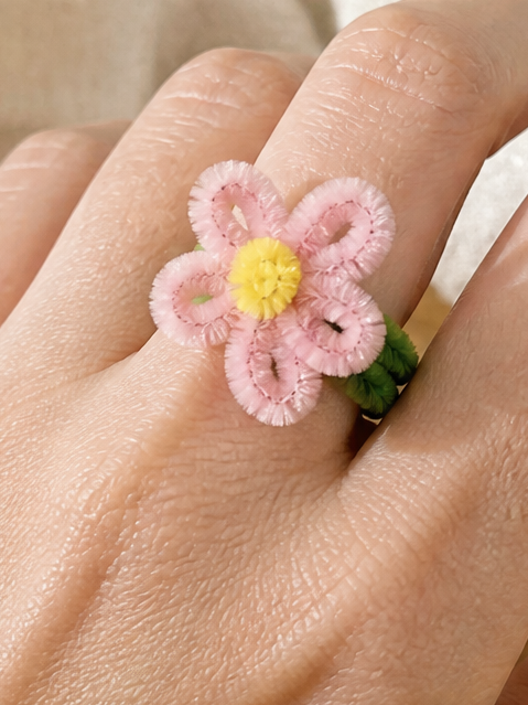 anillo de flor de limpiapipas en la mano