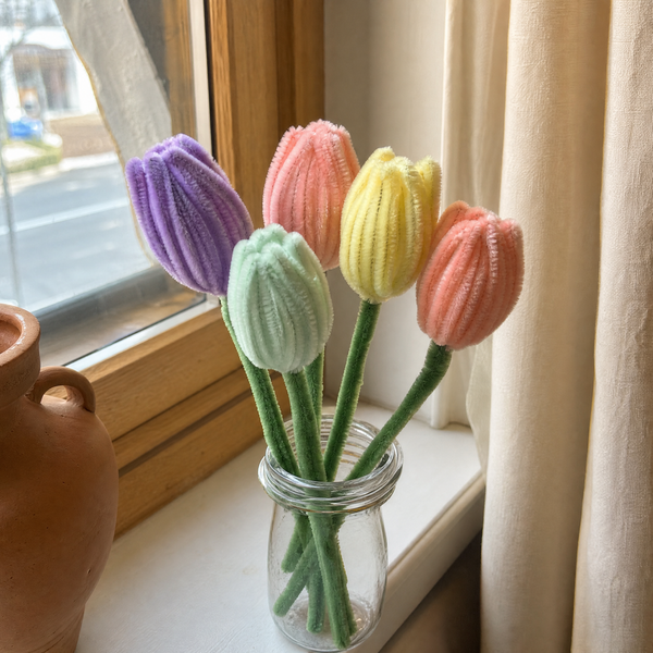 Tulipanes de limpiapipas en tonos pastel