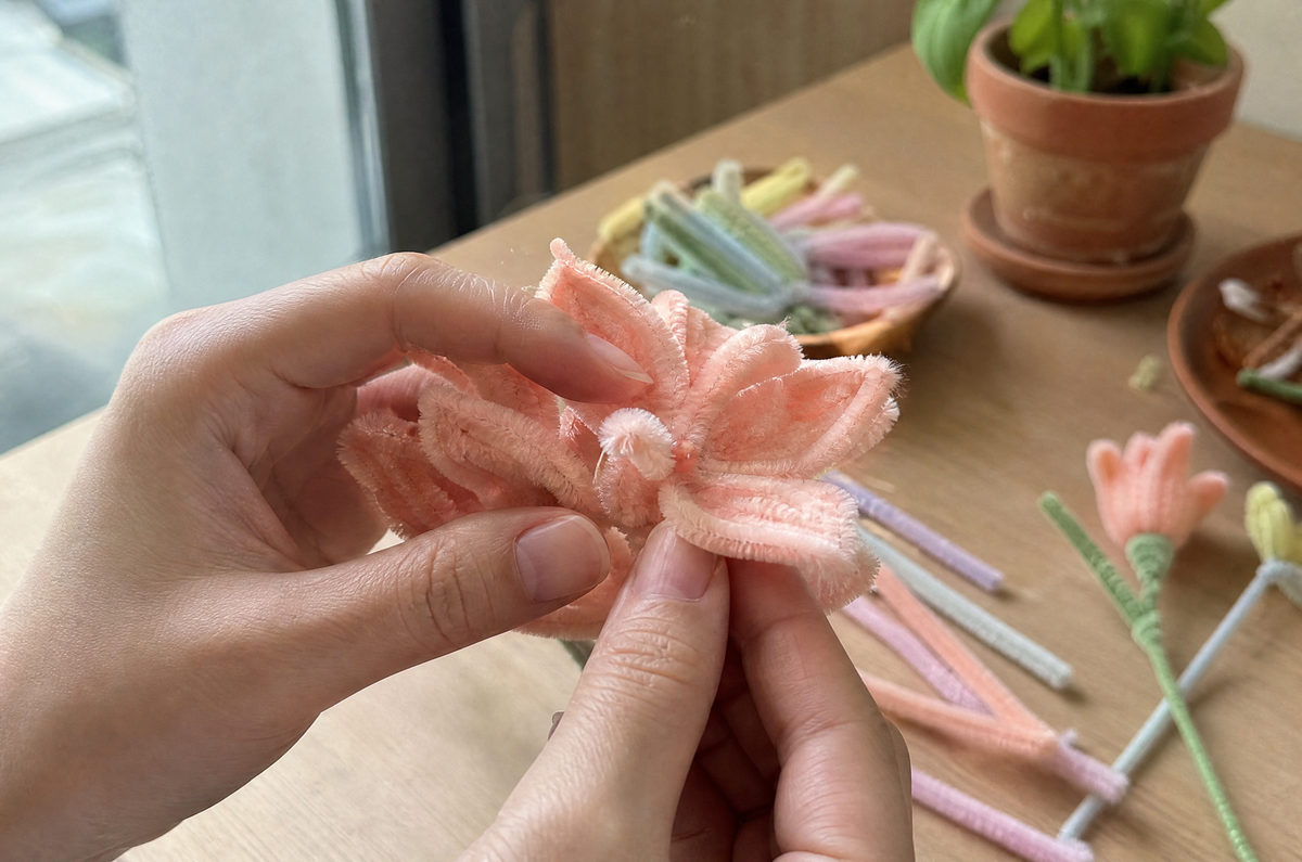 Peinando la felpa de una flor terminada para darle volumen